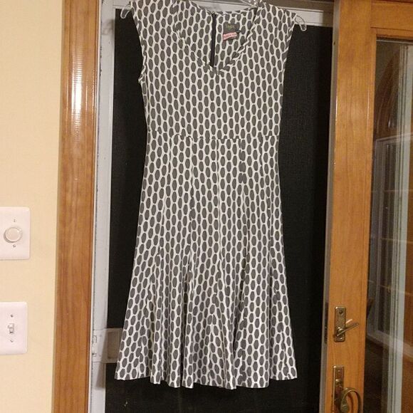 Taylor Swing skirted Dress Gray and Ivory Size 4.  V Neck Sleeveless - Picture 6 of 8